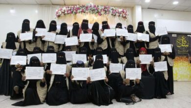 مؤسسة لوياك تدرب 30 نازحة من الحديدة على الخياطة وصناعة البخور