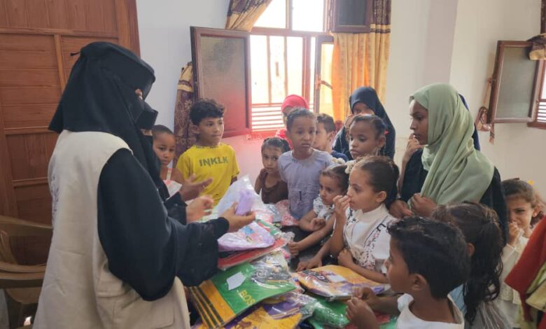 المخا: مبادرة لتوزيع ملابس صيفية على 70 طفلًا من الأيتام وذوي الأمراض المزمنة 1 المخا: مبادرة لتوزيع ملابس صيفية على 70 طفلًا من الأيتام ومرضى الأمراض المزمنة