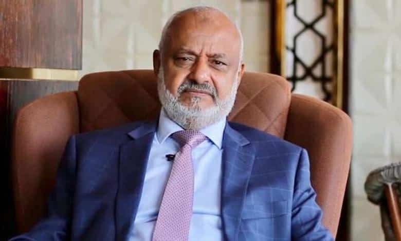 محافظ الحديدة يعزي قائد القوات الخاصة في وفاة الشيخ محمد علي محمد عطية