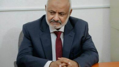 محافظ الحديدة يعزي في وفاة مدير مكتب الزراعة بمديرية حيس