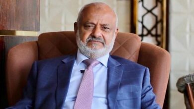محافظ الحديدة يعزي أسرة فتاح في وفاة والدتهم