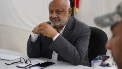 المحافظ طاهر يهاجم بشدة البعثة الأممية في الحديدة