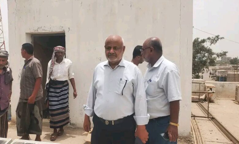 محافظ الحديدة يتفقد مركز الأمومة والطفولة بالخوخة ويوجه بتوسيع خدماته الصحية