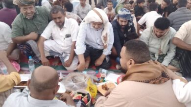 محافظ الحديدة يشارك المواطنين مأدبة الإفطار الجماعي في المدينة السكنية بالخوخة 1 محافظ الحديدة يشارك المواطنين مأدبة الإفطار الجماعي في المدينة السكنية بالخوخة