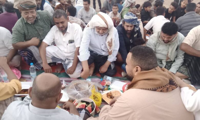 محافظ الحديدة يشارك المواطنين مأدبة الإفطار الجماعي في المدينة السكنية بالخوخة 1 محافظ الحديدة يشارك المواطنين مأدبة الإفطار الجماعي في المدينة السكنية بالخوخة