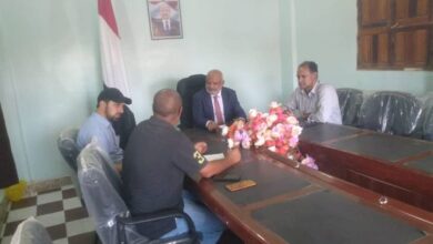 محافظ الحديدة يناقش تدخلات الصليب الأحمر الانسانية بحيس