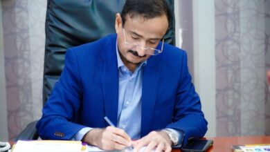 محافظ شبوة يصادق على عقد تنفيذ مشروع توسعة المدخل الغربي لمدينة عتق