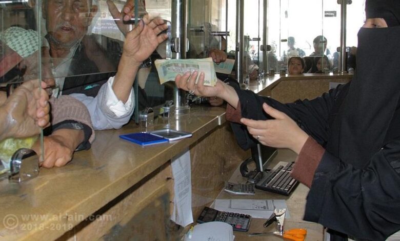 خبير اقتصادي يكشف تأثير تصنيف الحوثي كإرهابي على القطاع المصرفي بمناطق المليشيات