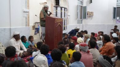 مدير الأوقاف في الحديدة يكرم حفاظ كتاب الله بمدينة الخوخة