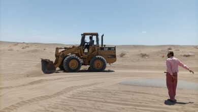 مدير التحيتا يتابع أعمال رفع الكثبان الرملية من طريق الحيمة الخوخة