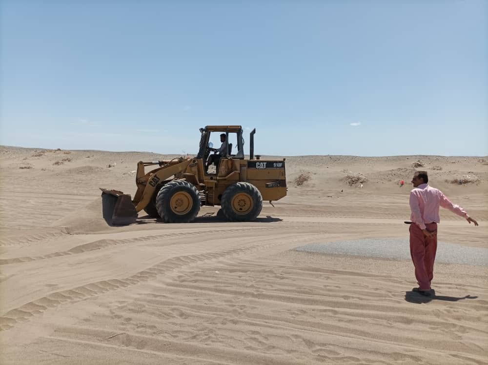 مدير التحيتا يتابع أعمال رفع الكثبان الرملية من طريق الحيمة الخوخة