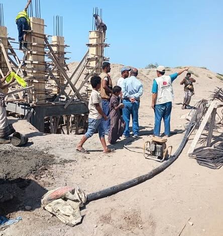 مدير الخوخة يتفقد مشروع مياه المدينة المنفذ بدعم منظمة رؤيا أمل الدولية 1 مدير الخوخة يتفقد مشروع مياه المدينة المنفذ بدعم منظمة رؤيا أمل الدولية