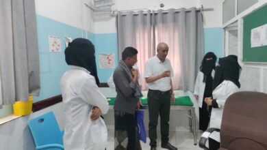 مدير المخا يطلع على الخدمات الطبية في المستشفى العام ومركز أطباء بلا حدود