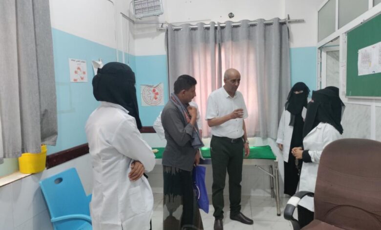 مدير المخا يطلع على الخدمات الطبية في المستشفى العام ومركز أطباء بلا حدود 1 مدير المخا يطلع على الخدمات الطبية في المستشفى العام ومركز أطباء بلا حدود