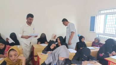 مدير تربية الحديدة يدشن الامتحانات النصفية في مدارس المناطق المحررة