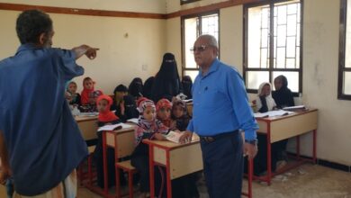 مدير حيس يزور مدرسة 22 مايو قبيل ترميمها
