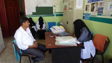 مدير صحة الحديدة يتفقد الانضباط الوظيفي في المرافق الصحية بالخوخة