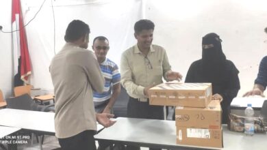 مدير عام الصحة بالحديدة يدشن توزيع أجهزة "لابتوبات" لمدخلي البيانات