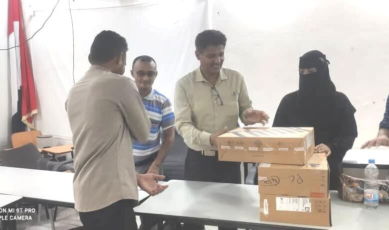 مدير صحة الحديدة يدشن توزيع أجهزة "لابتوبات" لمدخلي البيانات 1 مدير عام الصحة بالحديدة يدشن توزيع أجهزة "لابتوبات" لمدخلي البيانات