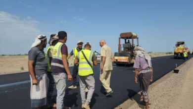 مدير المخا يتفقد مشروع الطريق الزراعي ويشيد بمستوى الإنجاز