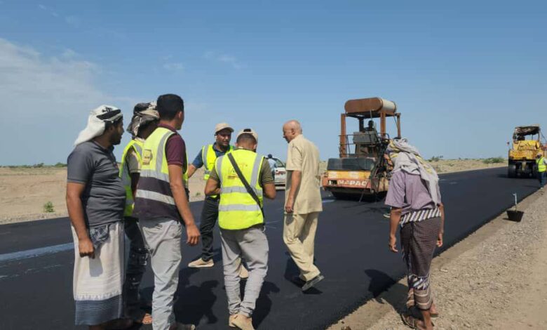 مدير المخا يتفقد مشروع الطريق الزراعي ويشيد بمستوى الإنجاز