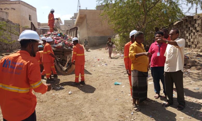 مدير عام صندوق النظافة بالحديدة يتفقد سير الحملة الشاملة في حيس