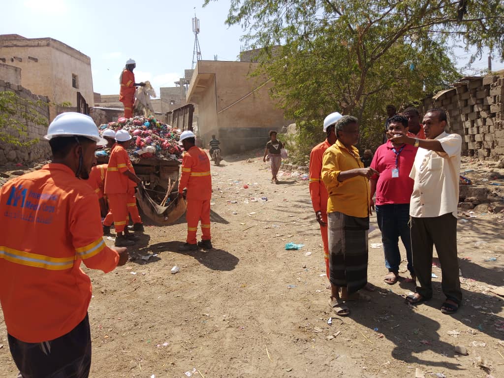 مدير صندوق النظافة بالحديدة يتفقد سير الحملة الشاملة في حيس