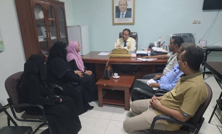 مدير ميناء المخا يلتقي مديرة جمعية الزهراء لتعزيز الشراكة المجتمعية والتنمية المستدامة