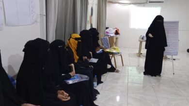 مديرة حقوق الإنسان بالخوخة تحث المتدربات في مؤسسة FHD على إبراز مهاراتهن في الميدان