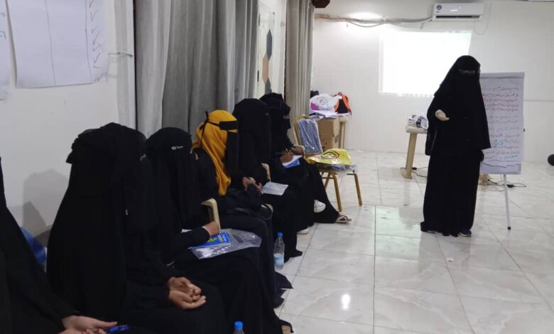 مديرة حقوق الإنسان بالخوخة تحث المتدربات في مؤسسة FHD على إبراز مهاراتهن في الميدان