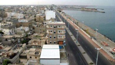 انفجارات عنيفة تهز منطقة الكثيب قرب ميناء الحديدة