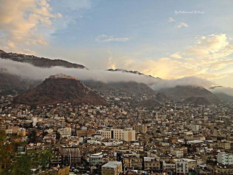 مليشيا الحوثي تواصل قصف الأحياء السكنية في تعز والإصابات تطال مدنيين