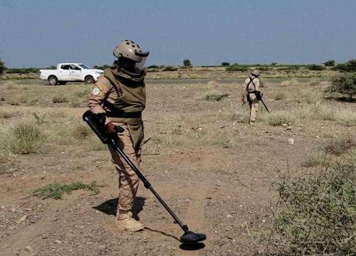 هندسة الوطنية و”مسام” يطهران أرضية كهرباء الطاقة الشمسية في حيس من العبوات الحوثية