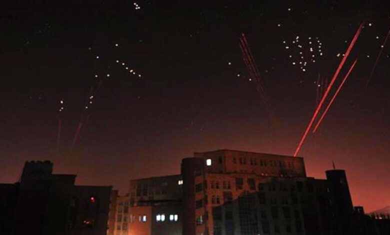 سقوط ضحايا مدنيين براجع مضادات الحوثي في مدينة الحديدة