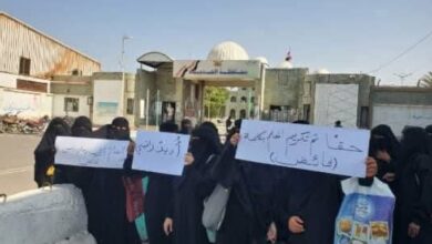 معلمات الحديدة ينتفضن رفضاً لنهب مليشيا الحوثي لرواتبهن