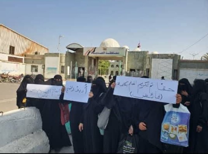 معلمات الحديدة ينتفضن رفضاً لنهب مليشيا الحوثي لرواتبهن