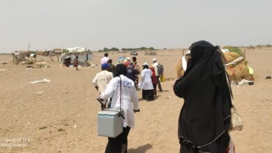 مكتب الصحة في الحديدة ينفذ حملة للقاح الحصبة شرق الخوخة