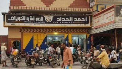 مليشيا الحوثي تغلق بالقوة مقر شركة صرافة في التحيتا
