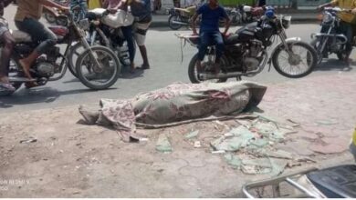 مليشيا الحوثي تقتل مجنونا وتترك جثته في شارع عام بمدينة الحديدة