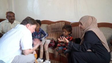 ممثل مفوضية الأمم المتحدة يلتقي ضحايا الألغام الحوثية جنوب الحديدة