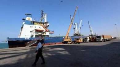 ابتزاز حوثي جديد في الحديدة.. احتجاز سفينة تجارية وتحويلها قسراً إلى ميناء نفطي مغلق