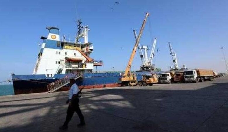 الحوثية تهرب الغاز الإيراني عبر ميناء الحديدة لبيعه بأسعار خيالية