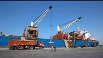 الحوثية تحمل المستوردين مبالغ باهظة في ميناء الحديدة