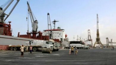 الحكومة تهدد بوقف الاستيراد عبر ميناء الحديدة ردا على الحرب الاقتصادية الحوثية
