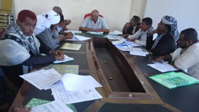المجلس المحلي بالمخا يعقد اجتماعه الدوري الرابع ويستعرض إنجازات 2025 ومشاريع التنمية