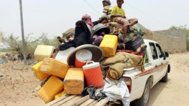 خوفا من تجدد الغارات.. عشرات الأسر تنزح من الحديدة