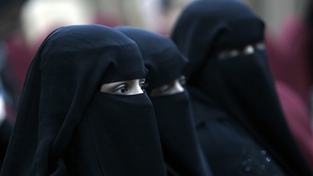 قيادات نسائية تهاجم لجنة الأخلاق الحوثية وتتهمها بإقصاء المرأة