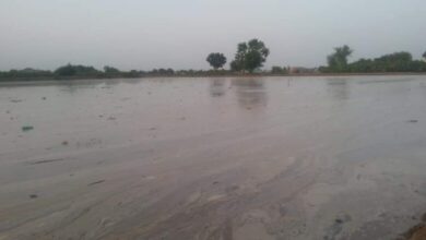 السيول تدمر جسر وادي نخلة وتعزل قرى شمال حيس
