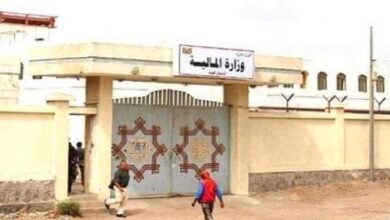 وزير المالية يرفض صرف مرتبات معلمي ونازحي الحديدة مع قدوم رمضان