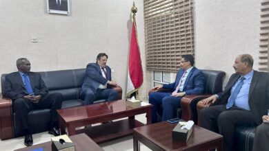 وزير الخارجية يثمن الدعم الدولي والاقليمي لعملية نقل النفط من خزان صافر
